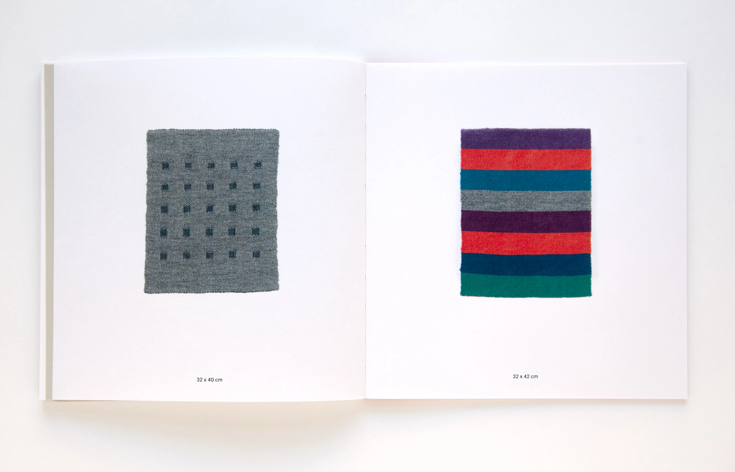 Catalogus van wandkleden en schilderijen van Rietje Beeren - binnenblad met afbeeldingen van wandkleden ·  grafisch vormgegeven door Sanne Beeren