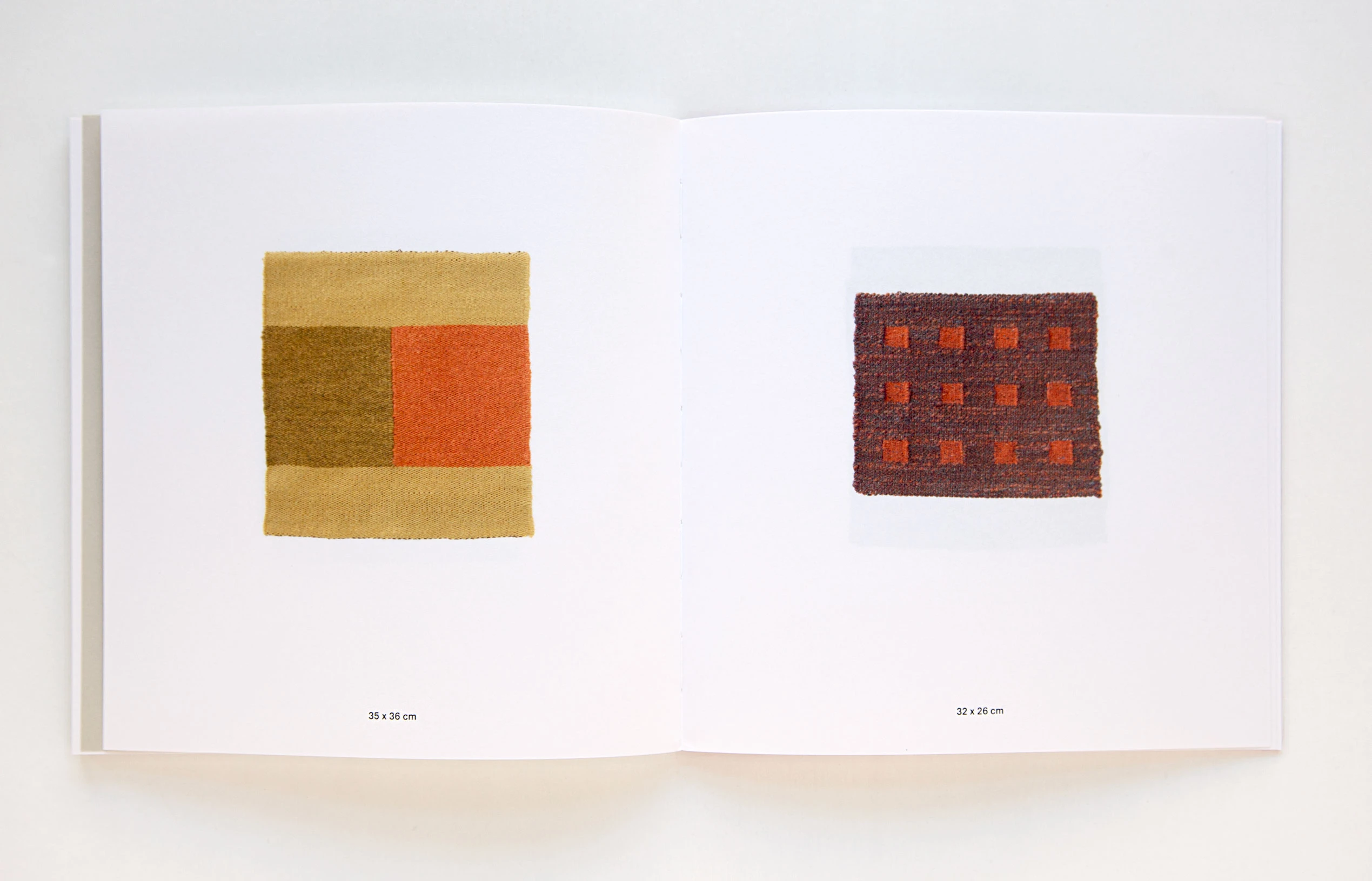 Catalogus van wandkleden en schilderijen van Rietje Beeren - binnenblad met afbeeldingen van wandkleden ·  grafisch vormgegeven door Sanne Beeren