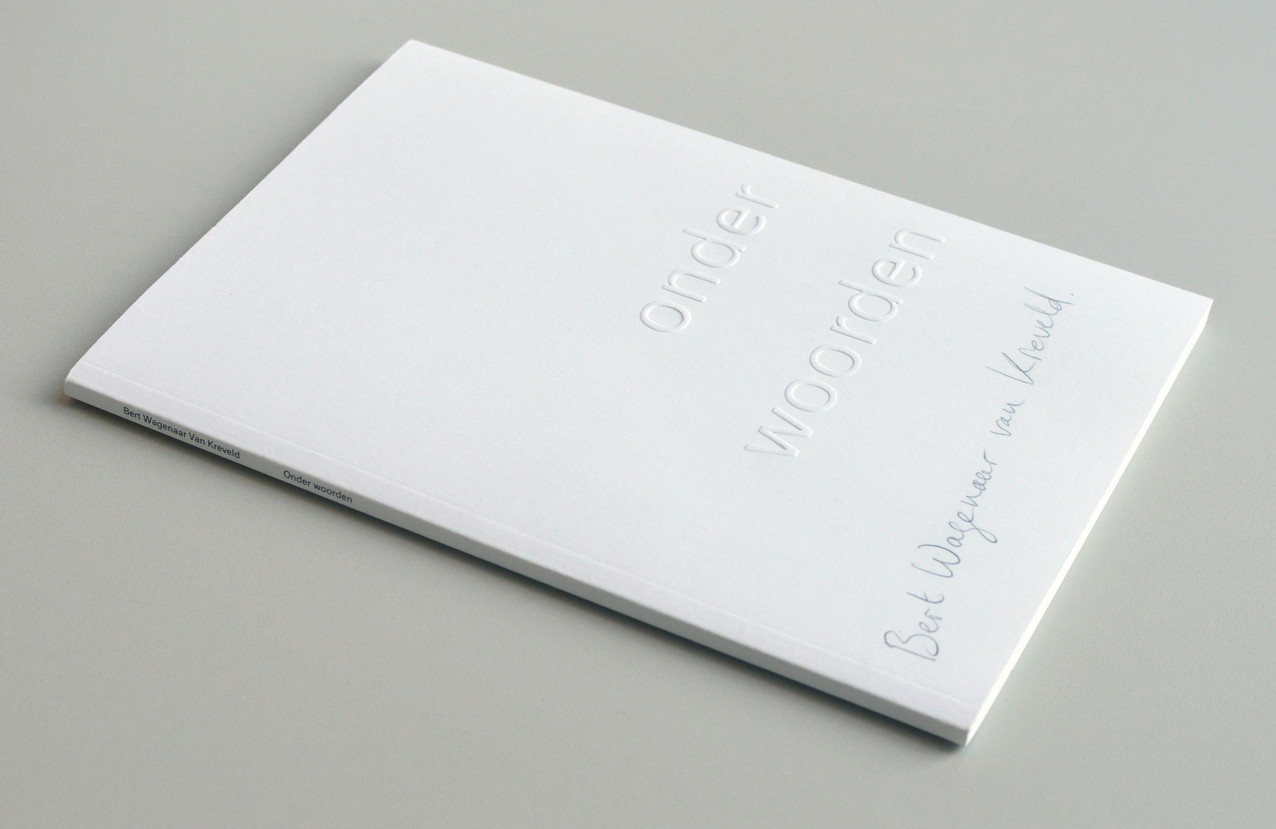 Onder Woorden. Poëzie bundel van Bert Wagenaar van Kreveld. omslag - titel in blinddruk - met potlood gesigneerd ·  grafisch vormgegeven door Sanne Beeren