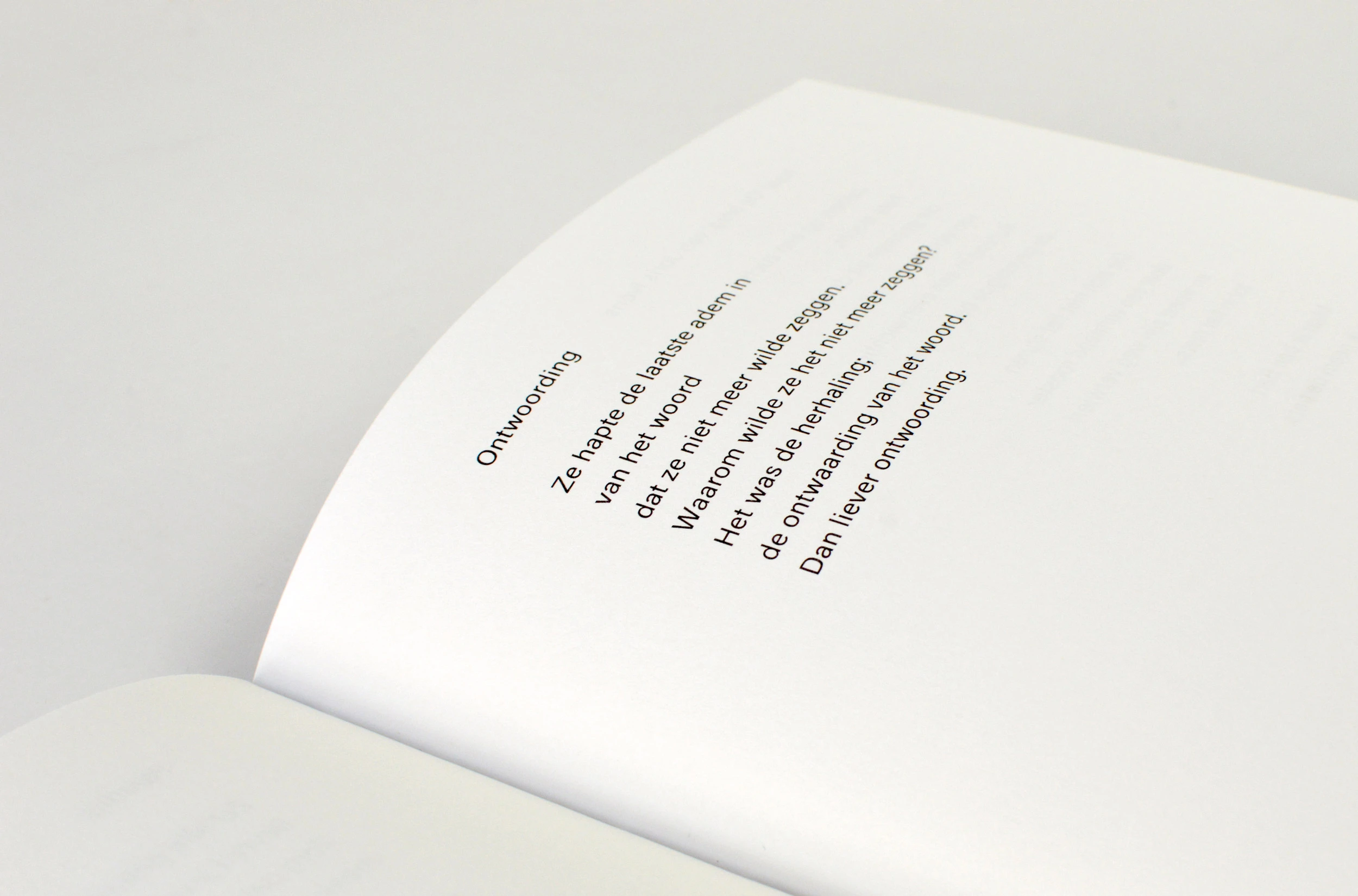 Onder Woorden. Poëzie bundel van Bert Wagenaar van Kreveld. foto van open geslagen boek - binnenpagina met gedicht ·  grafisch vormgegeven door Sanne Beeren