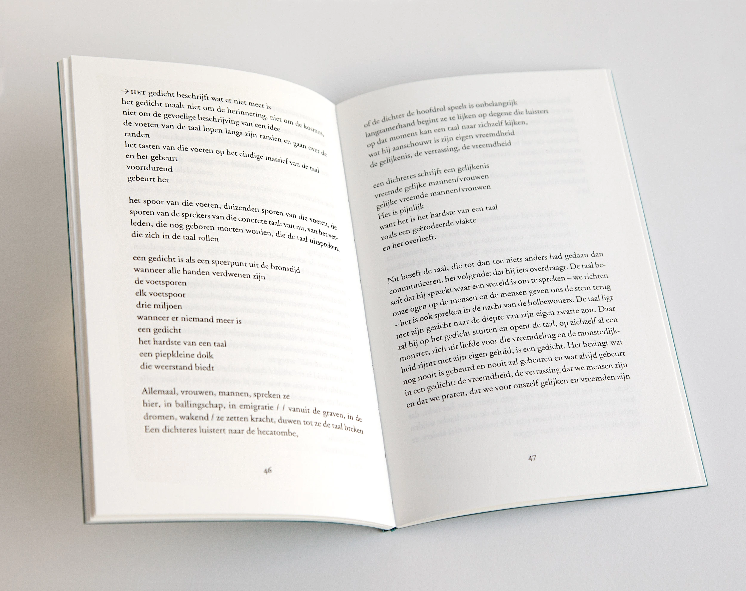 Finisterra. Chus Pato. vertaalde poëzie - foto van dubbele binnenpagina met gedichten ·  grafisch vormgegeven door Sanne Beeren