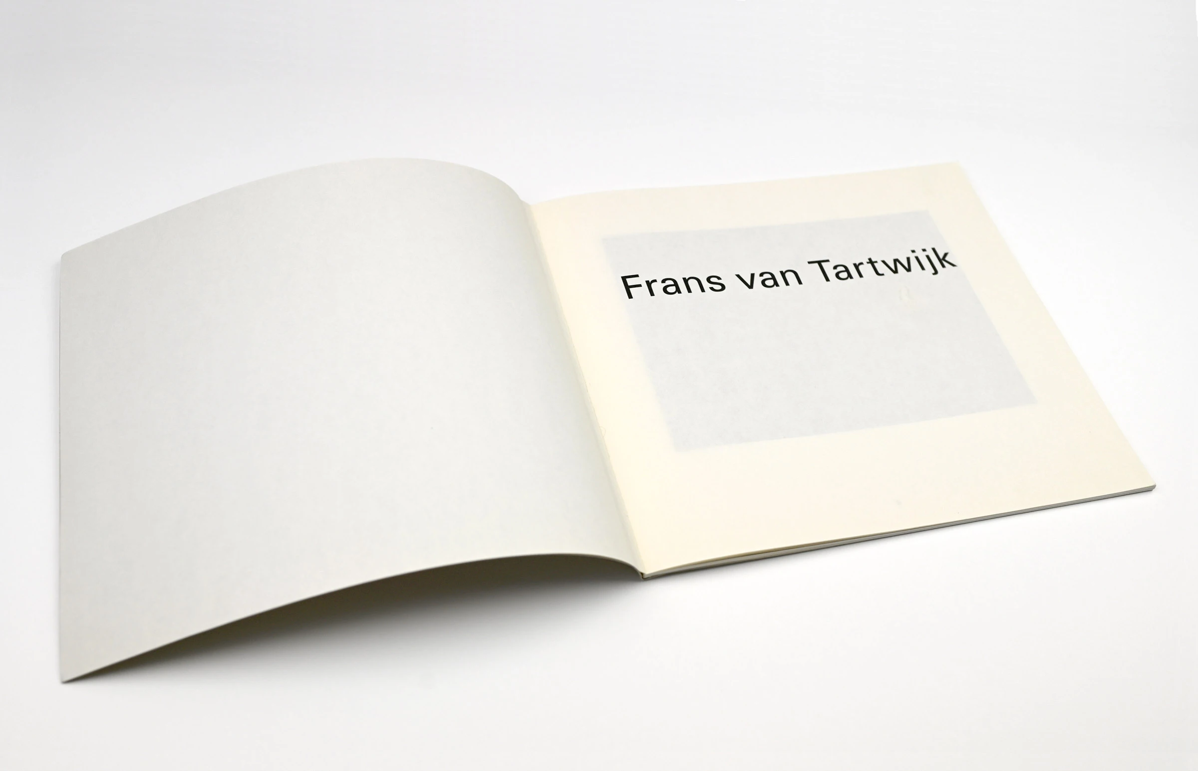 Catalogus van schilderijen van  Frans van Tartwijk. foto van opengeslagen binnenzijde ·  grafisch vormgegeven door Sanne Beeren